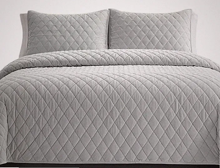 Vera Wang Diamond Velvet Reversible 3 Piece Quilt Set, Queen - Silver RETAIL$250
