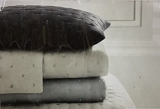 Vera Wang Queen Quilt Courtepointe Pour Grand Lit 92 In X 96 In